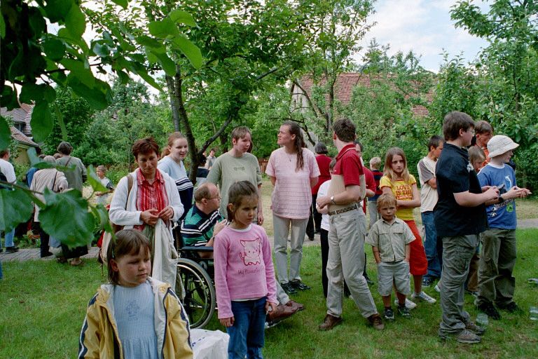 Beim Spiel im Pfarrgarten