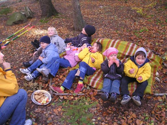 Kinder auf ihrem »Laubsofa«