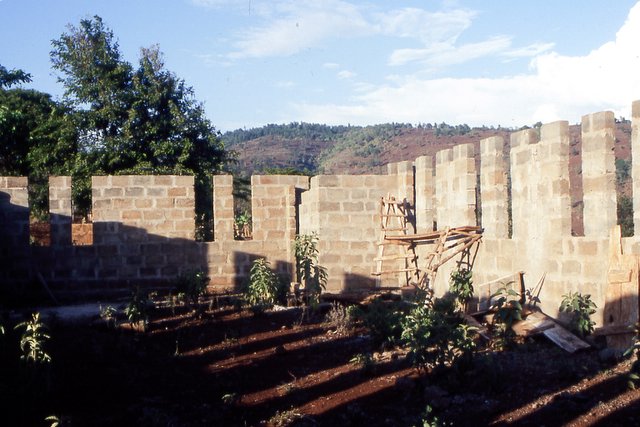 begonnener Kirchbau in Loriko 1996