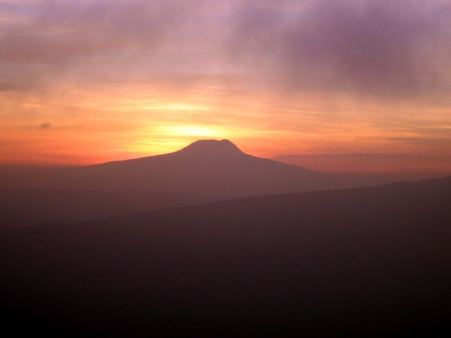 Auf dem Gipfel des Ol Doinyo Lengai : Kilimanjaro bei Sonnenaufgang
