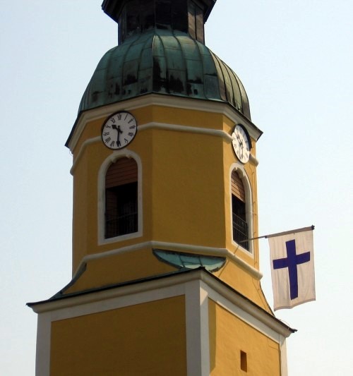 Die Fahne am Kirchturm als Zeichen für den Eingang der Genehmigung