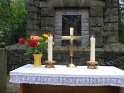 Altarkreuz vor dem Denkmal auf dem Eichberg