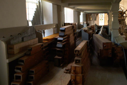 Orgelteile ausgebaut und auf der Empore gelagert